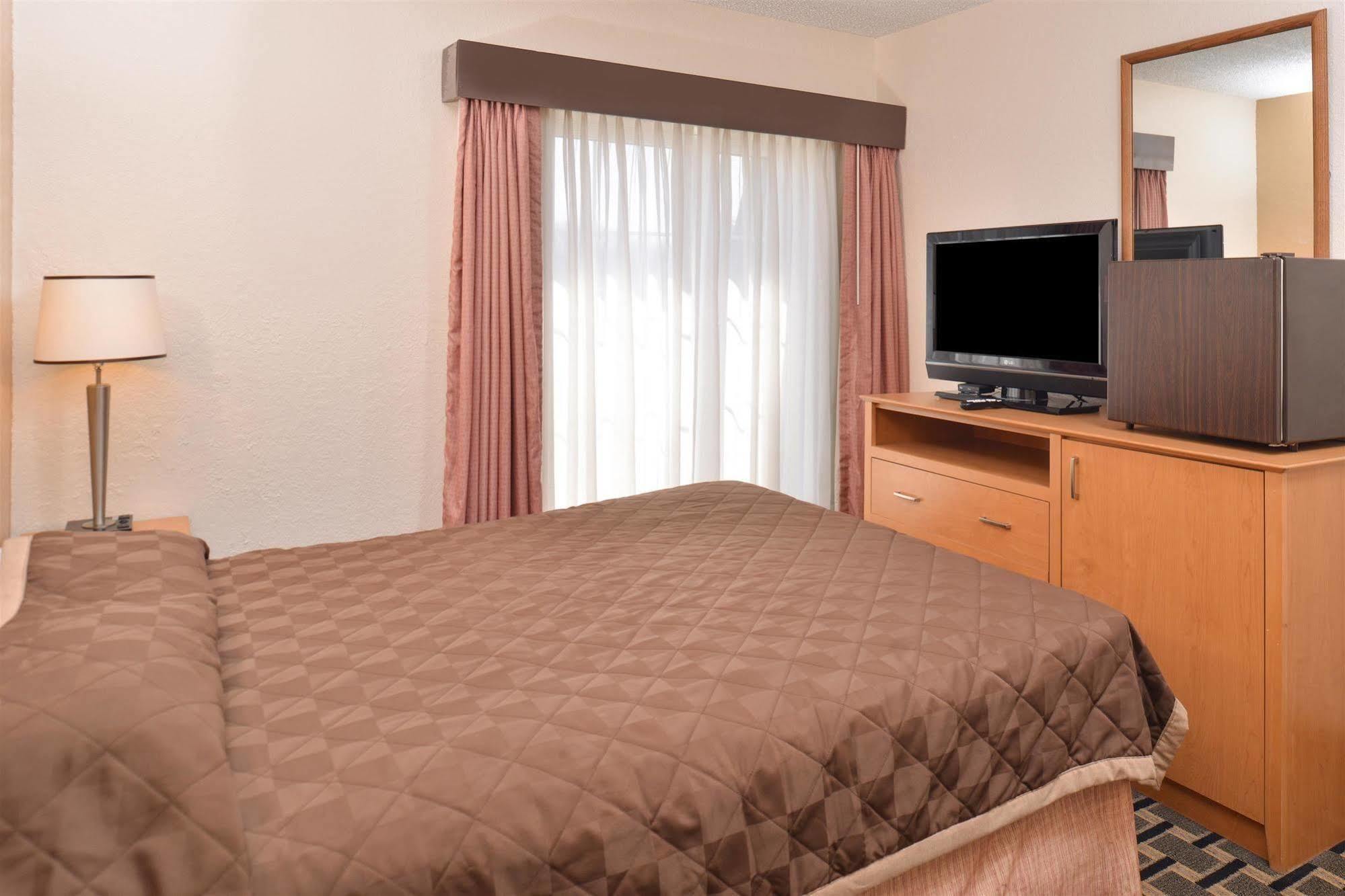 סיינט קלאוד Americas Best Value Inn And Suites St. Cloud מראה חיצוני תמונה